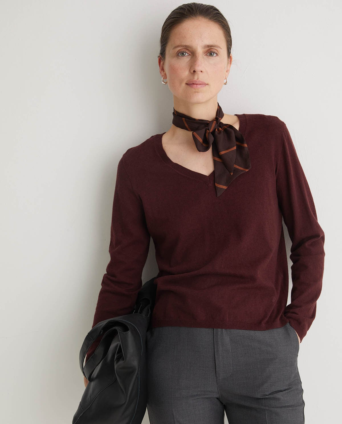 YERSE - V-Neck Embroidered Jumper -Granate